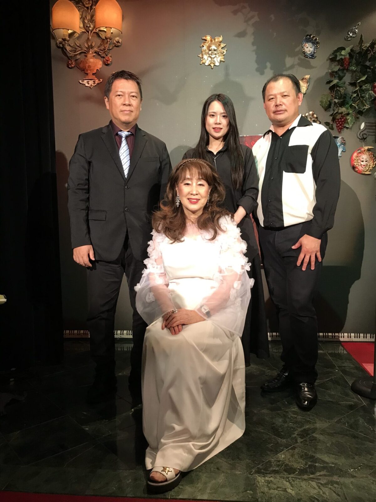 新宿シャンパーニュ「青春の旅立ち」終演後の貴志まさみと出演者