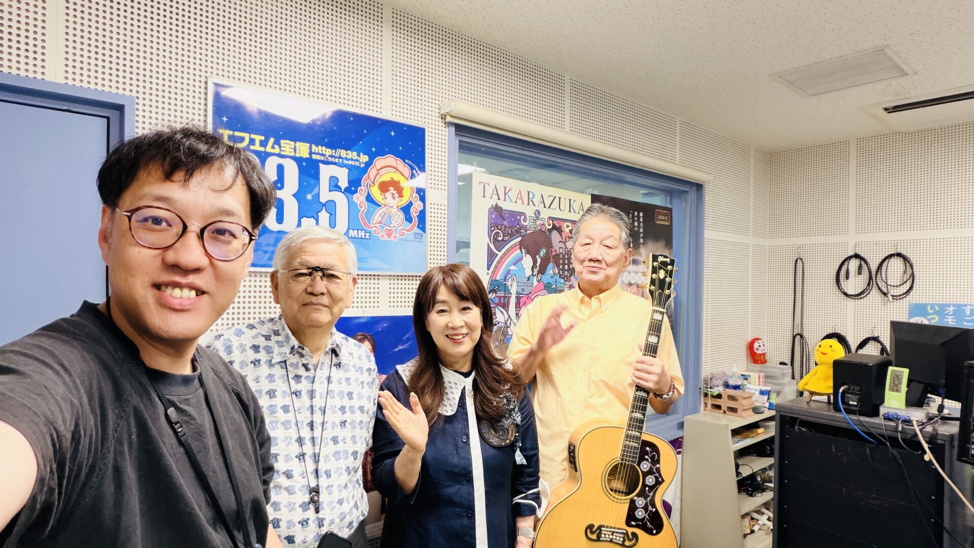 FM宝塚のスタジオで出演者・関係者の皆さんと撮影した集合写真