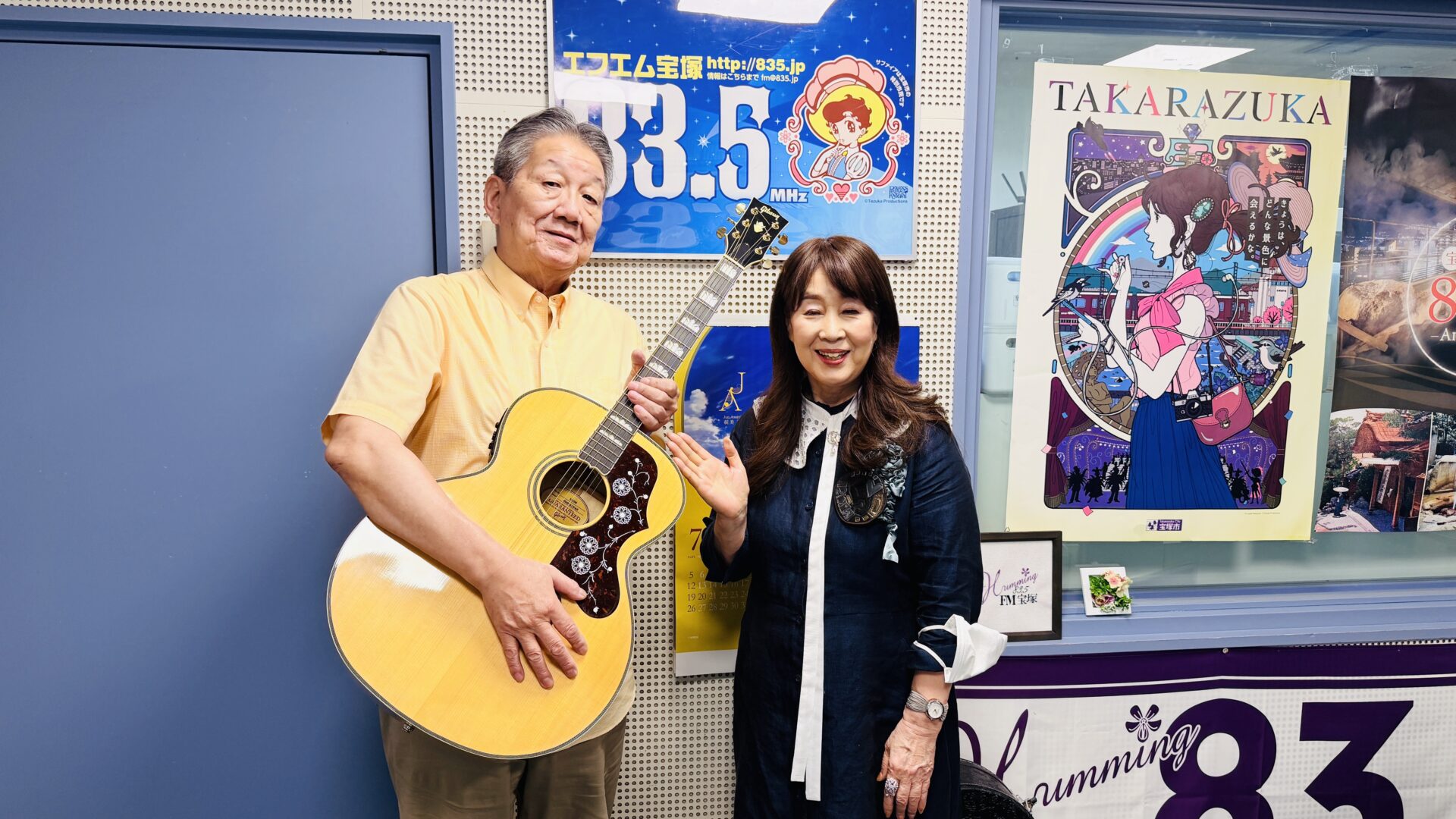 FM宝塚のスタジオでギターを持つ共演者と貴志まさみ