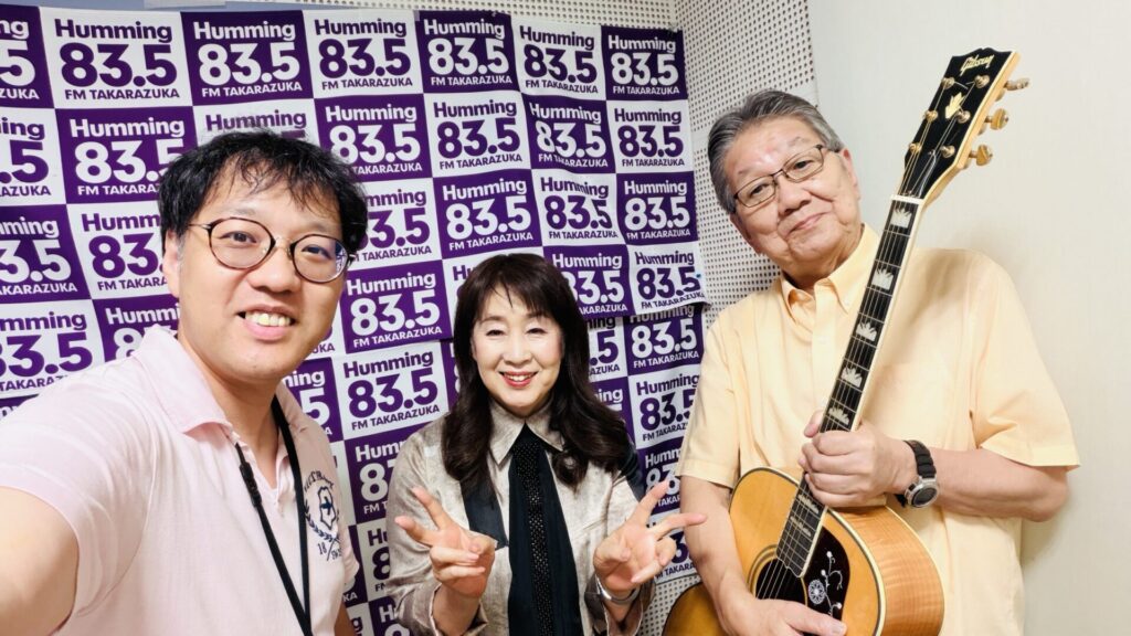 エフエム宝塚での収録後、貴志まさみと上野さん、スタッフが笑顔で並ぶ写真