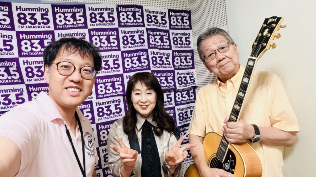 エフエム宝塚での収録後、貴志まさみと上野さん、スタッフの集合写真
