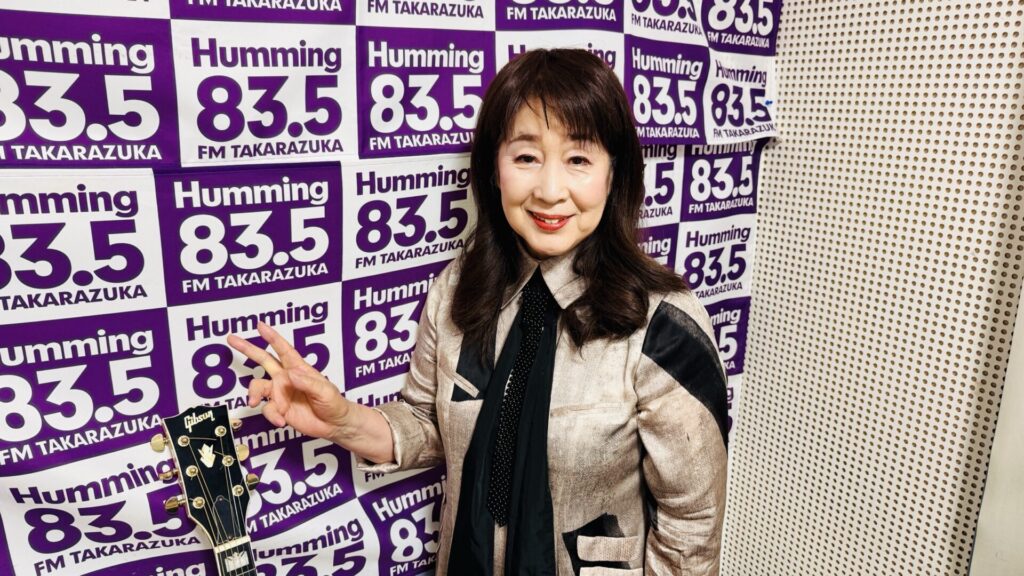 エフエム宝塚のスタジオで収録に臨む貴志まさみ