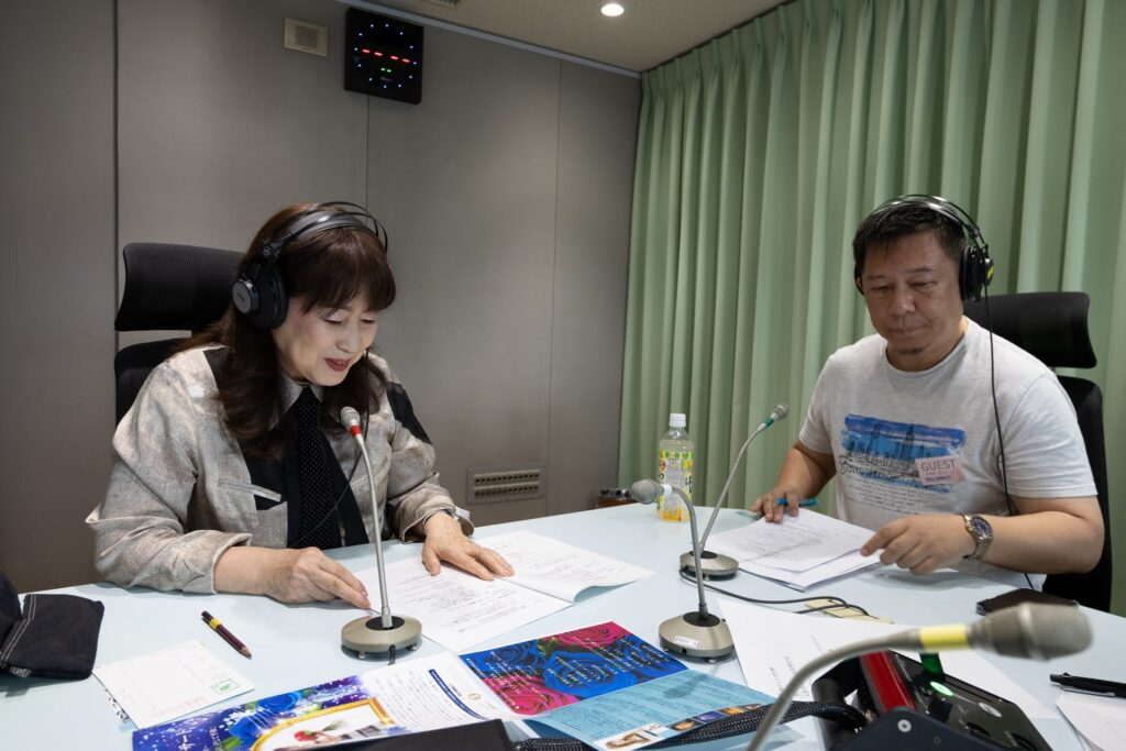 ラジオ関西のスタジオでアルベルト田中さんと収録する貴志まさみ