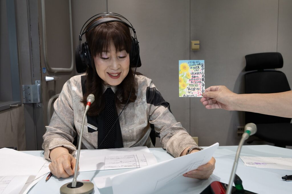 ラジオ関西「きらっと、生きる。」の収録に臨む貴志まさみ