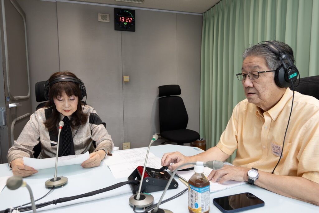 ラジオ関西のスタジオで構成作家の上野さんと収録する貴志まさみ