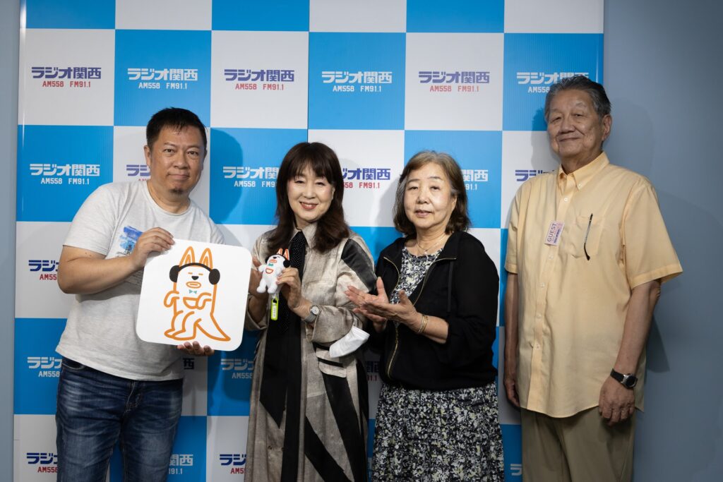 ラジオ関西での収録後、構成作家の上野さんを含む集合写真