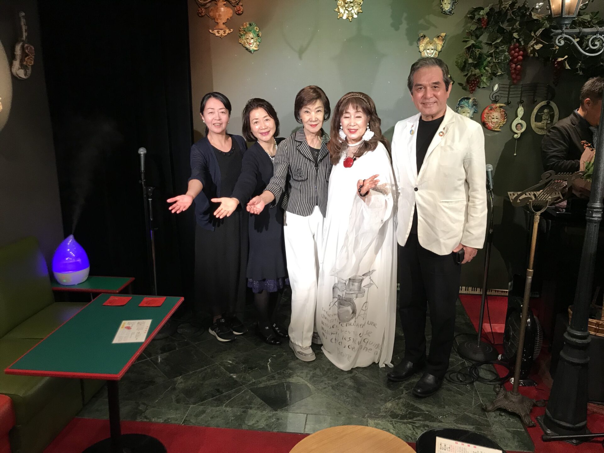 新宿・シャンパーニュ『秋 音の花束』終演後、5名で記念撮影する貴志まさみ
