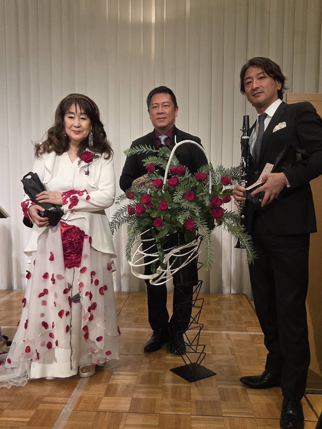 いけばな作品と共に写る貴志まさみと出演者