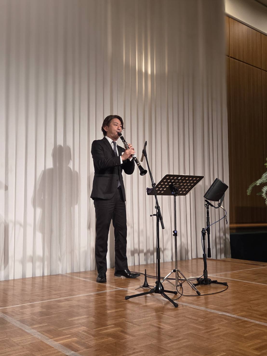 ステージでクラリネットを演奏する出演者
