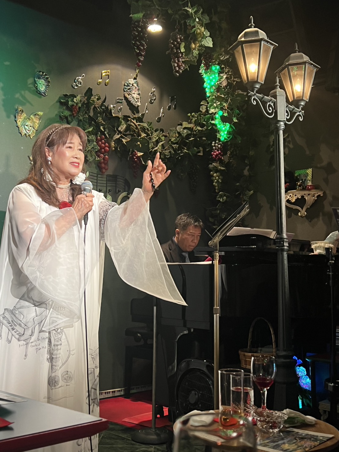 新宿・シャンパーニュ『秋 音の花束』で歌う貴志まさみ
